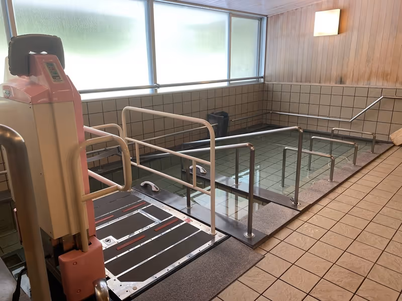 湯花里苑の機械浴設備。座ったままでも安全に入浴できる介護浴槽を完備