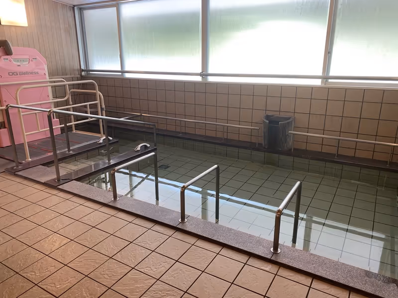 湯花里苑の浴室全景。ゆったりとした入浴が可能なバリアフリー設計