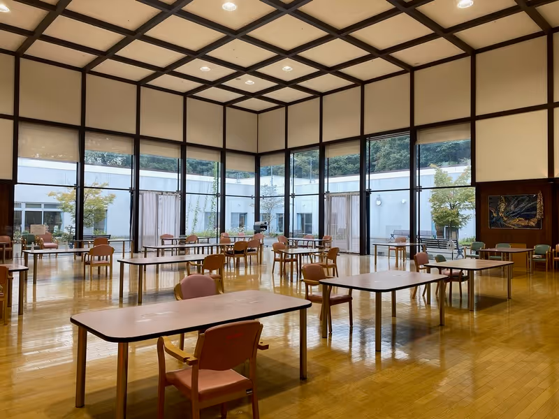 湯花里苑の食堂から見える四季折々の中庭。自然を眺めながら食事ができる環境